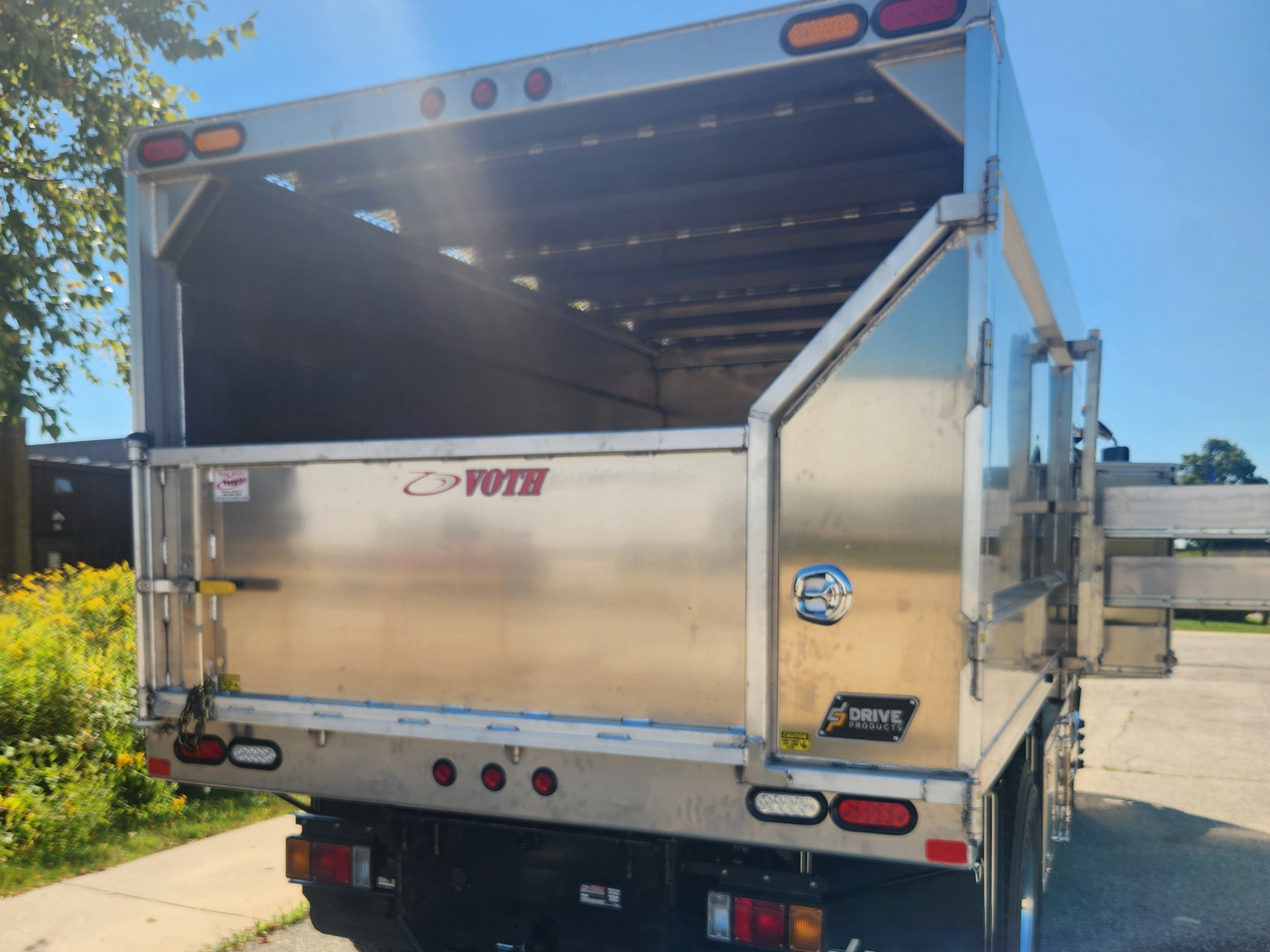 2025 ISUZU FVR - 13'9" Voth Aluminum Chipper Body & Crossbox