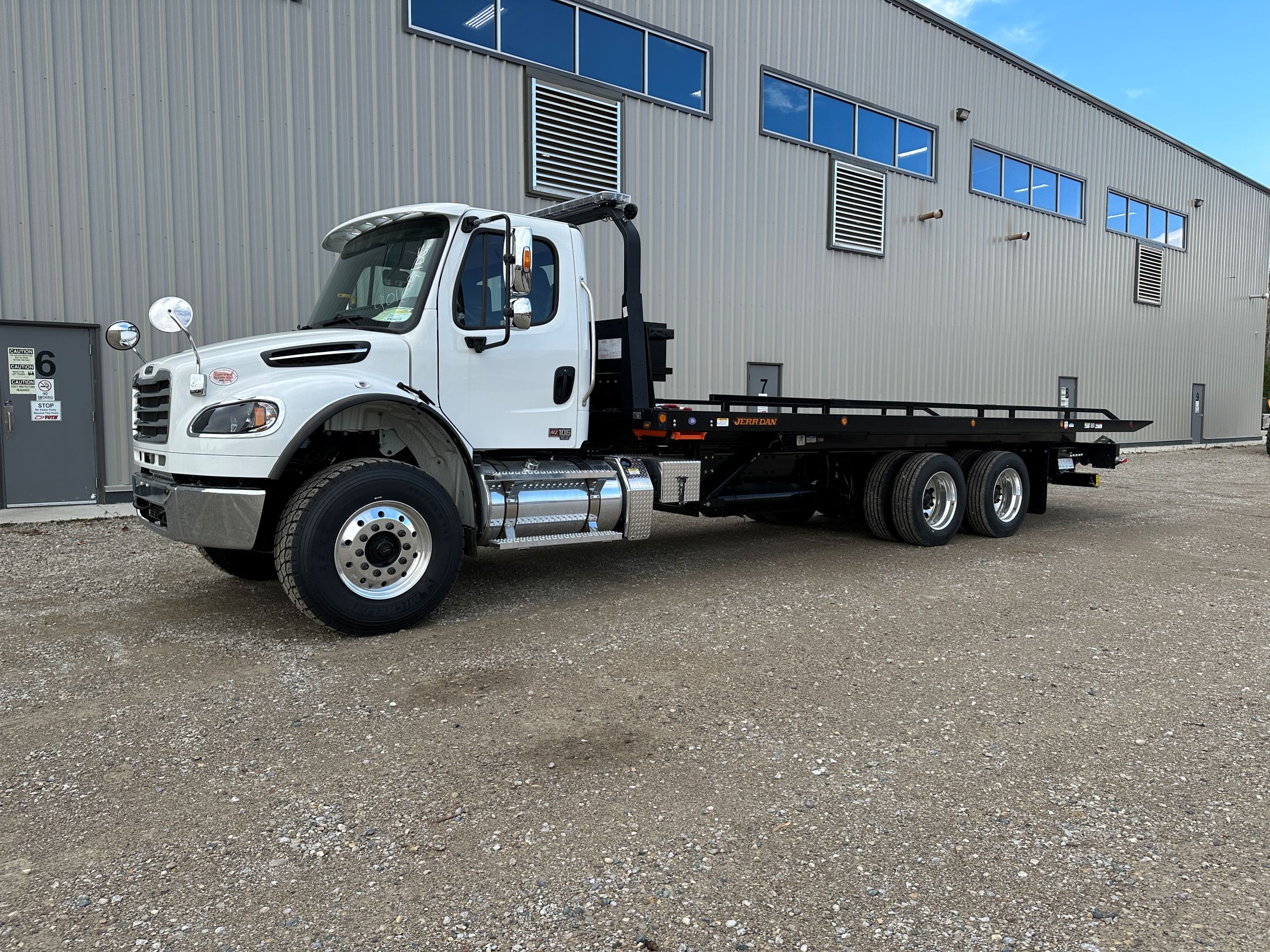 2025 Freightliner M2-106 - Jerrdan 15T 28' STEEL CARRIER 