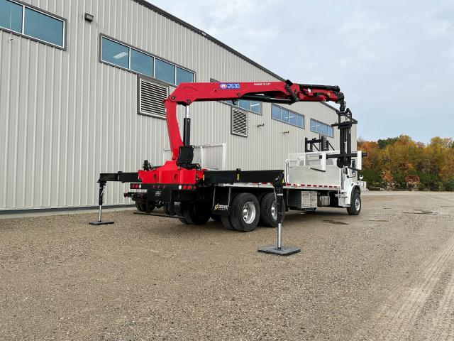 2025 Western Star 47x - HMF 2530LRCS &amp; 24'6&quot; Aluminum Flatdeck