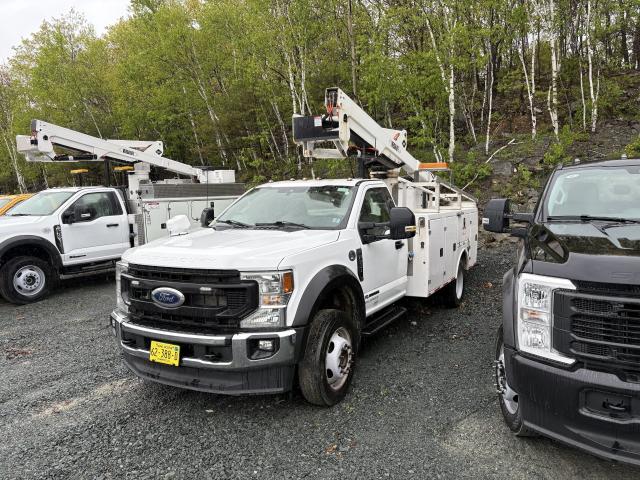 2022 Ford F550 - Versalift 40' SST 40 EIH - Fibrelgass Service Body